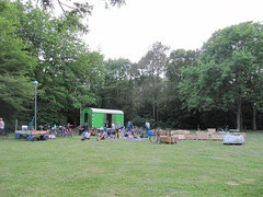 Die Wiese eignet sich hervorragend für geselliges Beisammensein - hier beim Eröffnungsgrillen (Foto: Regina Behme)