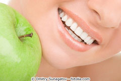 ©Dimitry Sunagatov-fotolia.com Apfel und Lächeln