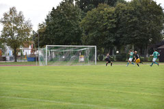 Felix Grüger freistehend vor dem Torwart des FC.