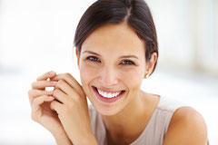 Dunkle und weiße Flecken entfernen, schiefe Zähne begradigen, Ecken wieder ansetzen