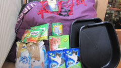 ein Fischfutterstein, Hundekuschelbett, Leinen , Geschirre, Katzenstreu,Katzenfutter und 2 Katzentoiletten