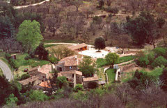 Le Canton en avril 2000 (vu du mont brion). L'aspect désertique provient du fait que les feuilles de chataignier sont très tardive. du Brion)