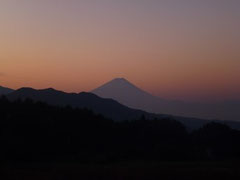 　　　　　　　　　　　　　　夜明けの富士山