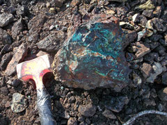 sekundäre Kupferminerale hauptsächlich Brochantit und Malachit