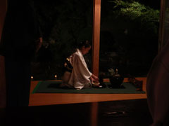 お茶をたてる東金茶道会の先生