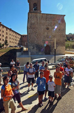 Una visita guiada en el arranque al pie del castillo en 2006 frente a Santa María Jus del Castillo. (Foto: Archivo Diario de Navarra)