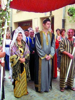 Los novios Marta Gabiria y Javier Hernández dirigiéndose a la casa de cultura. (Foto: Cristina Solano)