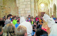 Público de todas las edades durante las visitas teatralizadas en el Monasterio de Iranzu. (Foto: Tierras de Iranzu)