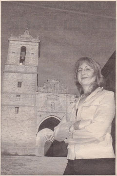 Elba Ochoa, que ejercerá de guía en la función, junto al Monasterio de Irache. (Foto: Diego Echeverría)