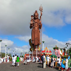 La statue de Shiva accueille les pélerins