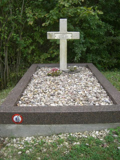 Grab des an dieser Stelle am 23.06.1916 gefallenen Lieutnants des 39. Infanterieregiments Jean Legrix. noch am selben Tag wurde der Abri 320 von bayer. Infanteristen eingenommen.