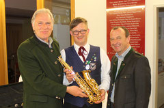 Neuer Obmann Harald Gudenus übernimmt das Saxophon von Hannes Zweytick und Martin Wratschko