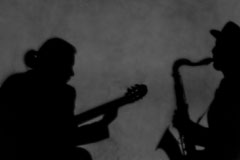 Schatten von Gitarist und Saxophonist