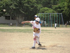 男子顔負けの投球をするリナさん