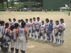 川崎地区小学校に負け硬い表情の子供達