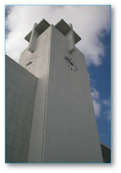 Kirchturm der Gemeinde in Serafina