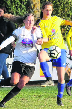 Alles im Griff: Viktoria-Mittelfeldspielerin Luise Hertel (rechts) passt hier vor Kassels Vivienne Munsch und gewann mit ihrem Team im Finale in Metze mit 3:0. Foto: Richard Kasiewicz