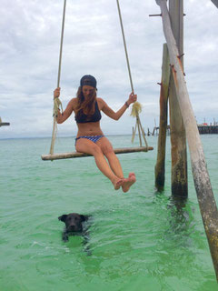 Laura: Dieses Bild mit dem süßen Hund ist auf Koh Rong, meiner Lieblingsinsel in Kambodscha entstanden. Der Hund hat mit mir einen Strandspaziergang gemacht und als ich dann zur Schaukel ins Wasser bin, ist er ungefragt mitgekommen. Wundervoll!