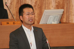 6月25日、定例会最終日。議案の採決に先立ち討論にたつ私。