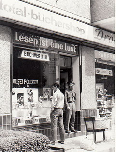 In der Tür Sigi Hirsch, am Schaufenster Dieter Lenz