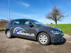 VW Golf 7 Handgeschaltetes Fahrschulauto von Abfahren.