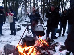 Der heisse Glühwein schmeckt besonders gut über dem offenen Feuer