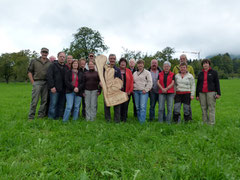 Gruppenbild mit geschnitztem Steinadler