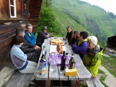 Das Team der Geschäftsstelle Alpine Rettung Schweiz am Apéro vor der Steli Hütte