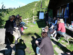 Die Lehrkräfte vor der Stelihütte an einem Workshop