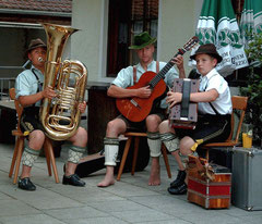 Bayerische Musikanten unterhalten die Gäste in einem Biergarten in Brannenburg, 2006