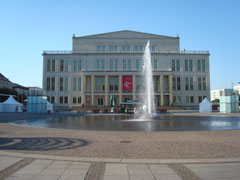 Blick auf Oper mit Springbrunnen
