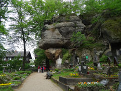 Oybiner Berg, Blick auf den Friedhof mit Felsen