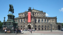 Dresden Semperoper mit Standbild August der Starke