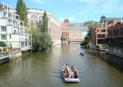 Leipzig Stadtansicht mit Boot auf weißer Elster