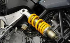 Hier im Bild sieht man das seitlich montierte Federbein der YAMAHA MT-03 Modelljahr 2006. Der Steigungswinkel der Federspirale ist links kleiner als rechts, was die progressive Federrate der Feder ausmacht.