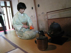 お茶席で正座する女性