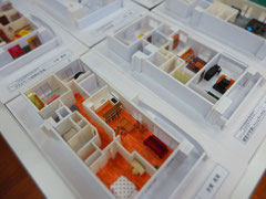 学生の作った室内模型 これではやっぱり内部の様子は分かりにくいです