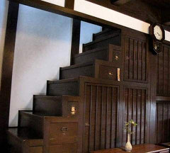 昔ながらの箱階段です 収納の工夫は昔も今も同じです