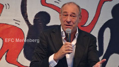 Eintracht Präsident Peter Fischer vor dem ersten Heimspiel der Saison 2015/16 auf der Waldtribüne
