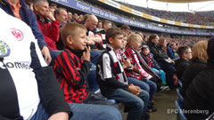 Ein Ausschnitt von der Tribüne der Commerzbank-Arena beim Heimspiel der Eintracht gegen den SC Freiburg am 23.08.2014