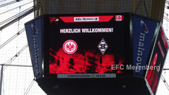 Begrüßung auf dem Stadionwürfel zum Spiel der Eintracht gegen Borussia Mönchengladbach