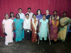 Wir mit dem (winzigen) Brautpaar und ein paar Gästen - ich glaube es ist in Indien unüblich auf Bildern zu lachen...