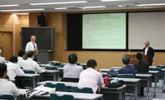 集会風景(演台右方が甲斐講師)