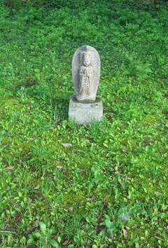正林寺 山門前緑地帯に佇む観音様