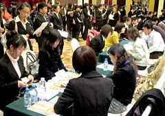 「合同就職面接会」の会場には中国人大学生ら2000人超が詰めかけた