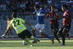 Carlos Bueno a punto de marcar su gol. Foto: www.cruzados.cl