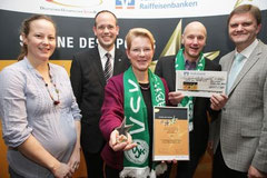 vlnr: Anke Kühne (Hockeyspielerin), Jan Mackenberg, Karin Simon, Jürgen Grimm, Minister Uwe Schünemann (Quelle www.sterne-des-sports.de)