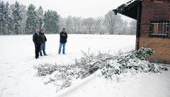 Viel Unrat auf dem ehemaligen Sportplatz. Das ärgert Gerd Grüttemeier (v.l.), Marc Delzepich und Heinz-Gerd Braun. Foto: D. Kinkel-Schlachter 