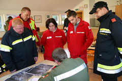 SB-FMD Erich Busch bei der Lagebesprechung