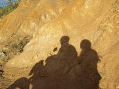 Mi sombra y la del rector viajando en la moto